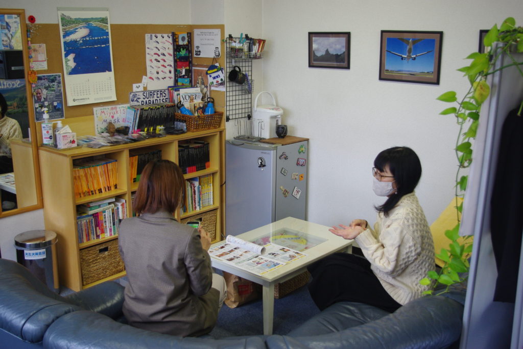 The salon area of Smith'S School of English Conversation in Otsu. Students can enjoy casual converstion with each other and their teachers before and after lessons.
